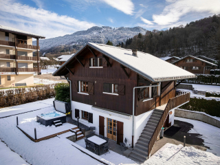 Vacances en famille pour 10 avec jacuzzi à 90m des pistes